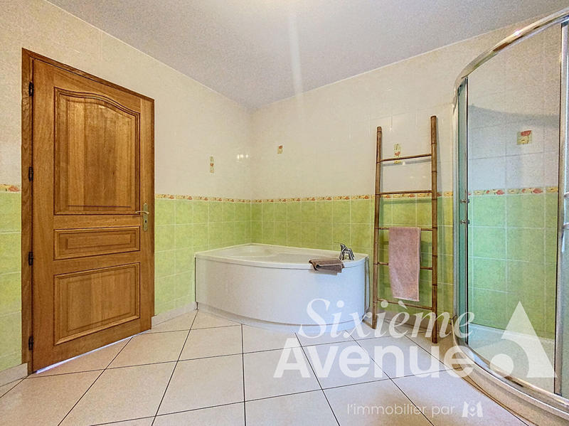 Maison - 246 m² - 5 pièces