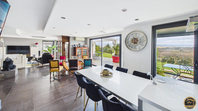 Maison contemporaine - 251 m² - 8 pièces
