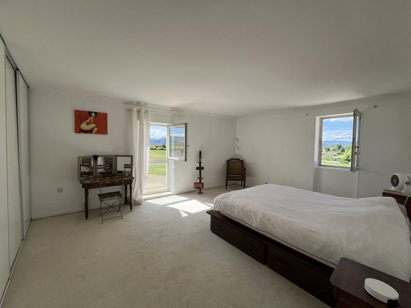 Maison - 245 m² - 8 pièces