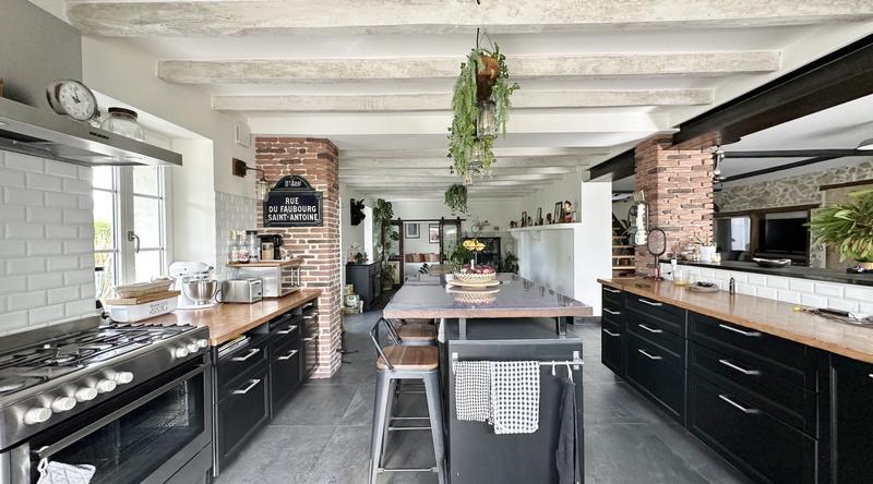 Maison - 312 m² - 9 pièces