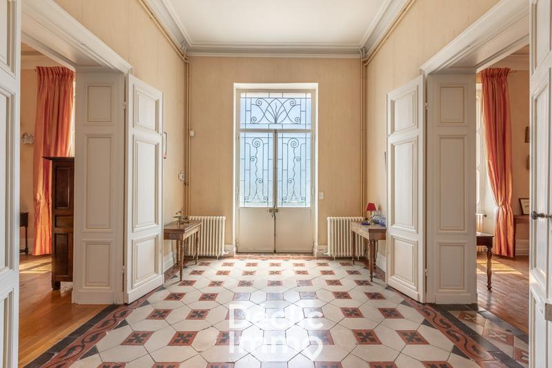 Maison - 484 m² - 17 pièces