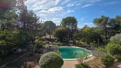 Maison - 218 m² - 7 pièces