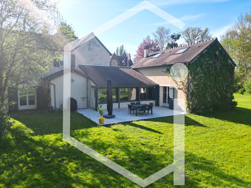 Maison - 240 m² - 9 pièces