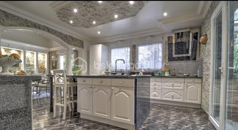 Maison traditionnelle - 180 m² - 5 pièces