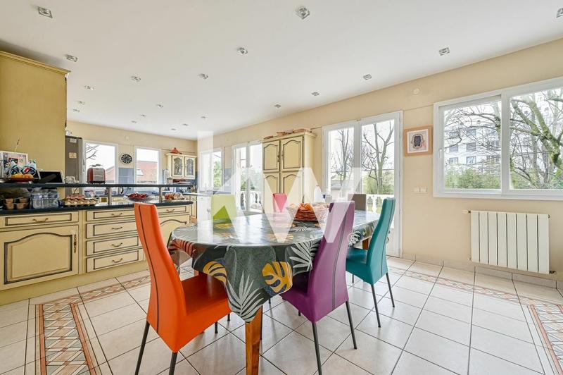 Maison - 230 m² - 8 pièces