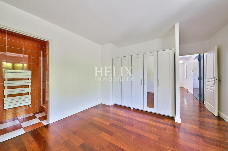 Maison - 240 m² - 8 pièces