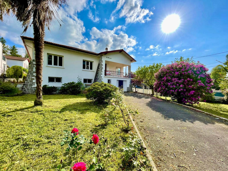 Maison - 201 m² - 8 pièces