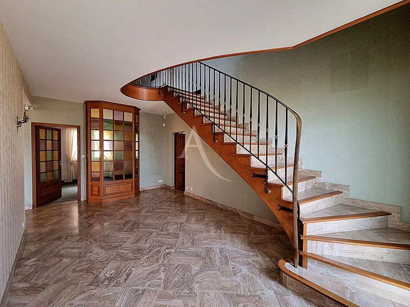 Maison - 230 m² - 7 pièces