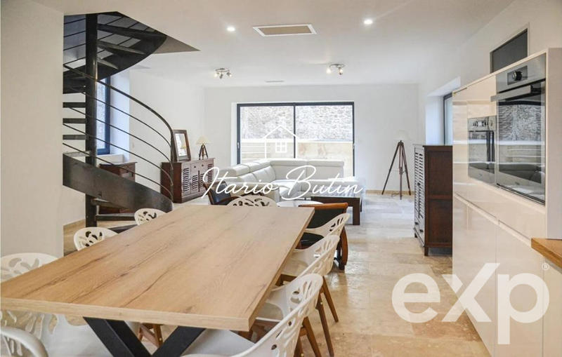 Maison - 415 m² - 14 pièces