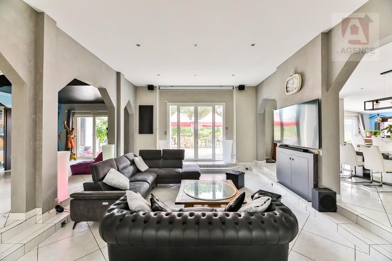 Maison - 402 m² - 8 pièces