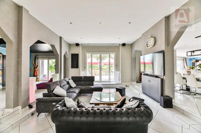 Maison - 402 m² - 8 pièces