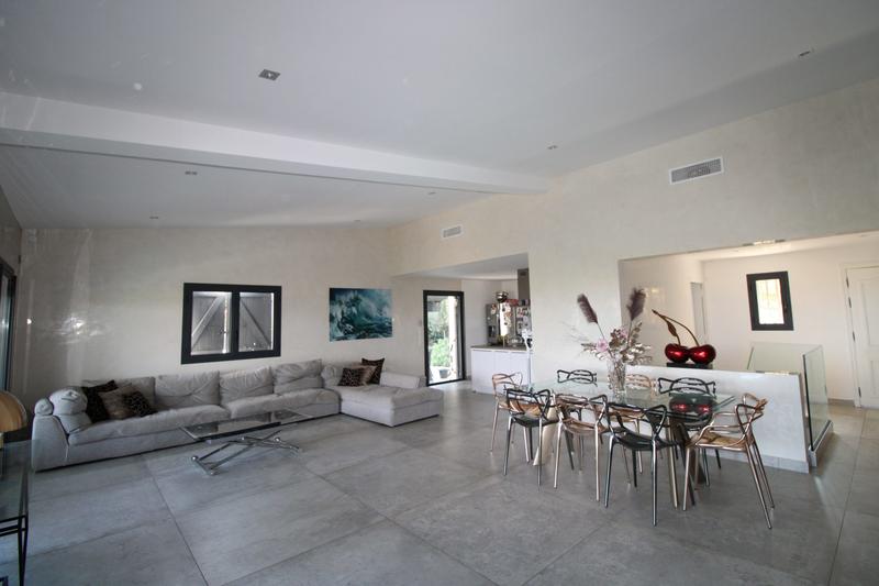 Maison contemporaine - 241 m² - 8 pièces