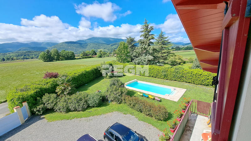 Maison - 240 m² - 8 pièces