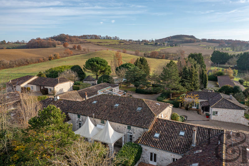 Maison - 1 600 m² - 40 pièces
