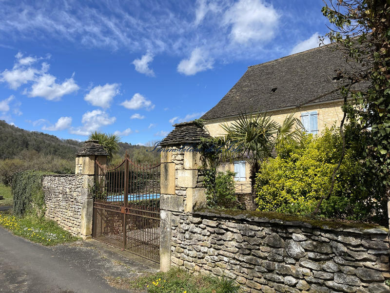 Maison - 235 m² - 8 pièces