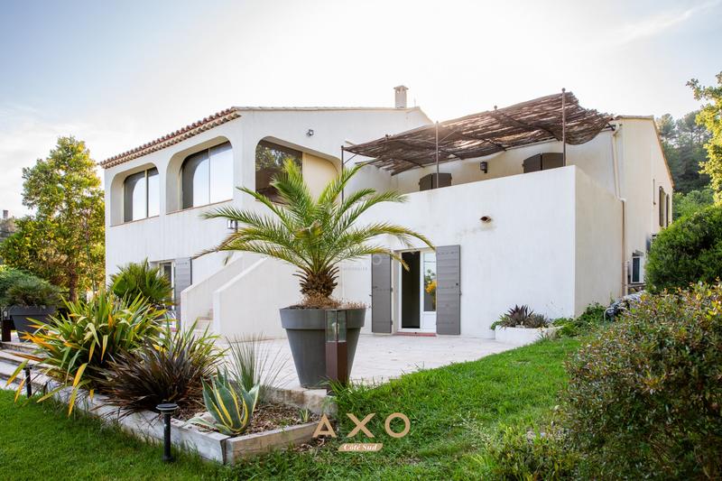 Maison - 278 m² - 8 pièces