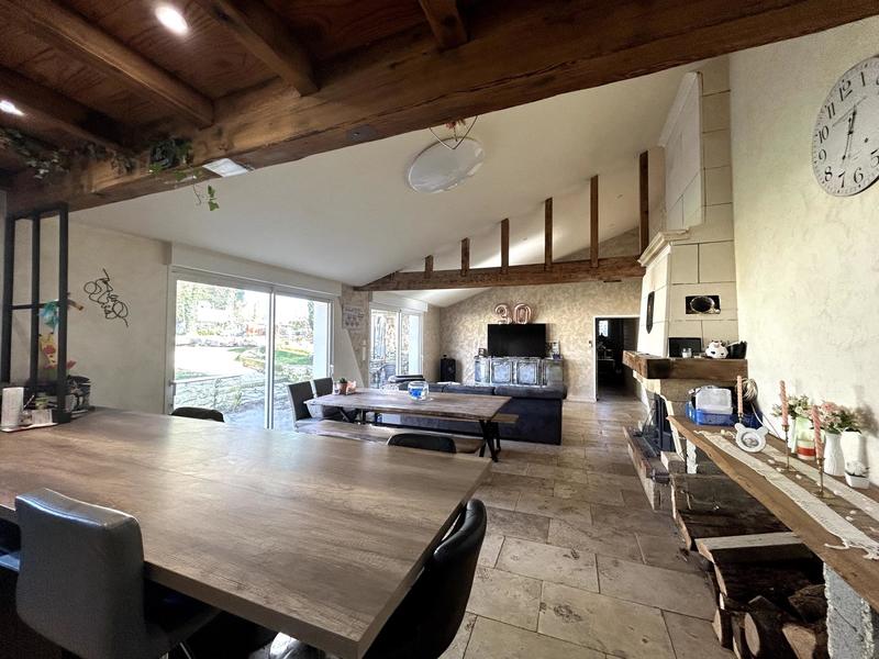 Maison - 240 m² - 8 pièces