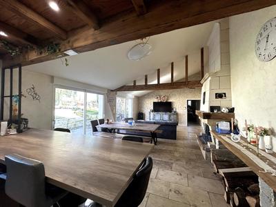 Maison - 240 m² - 8 pièces