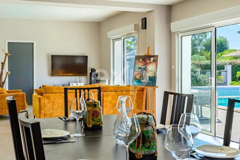 Maison - 180 m² - 8 pièces