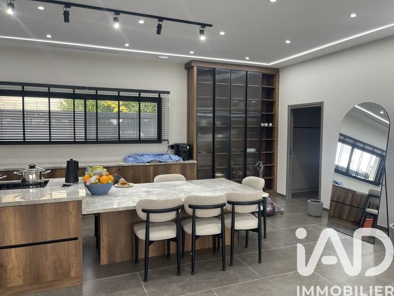 Maison - 255 m² - 6 pièces