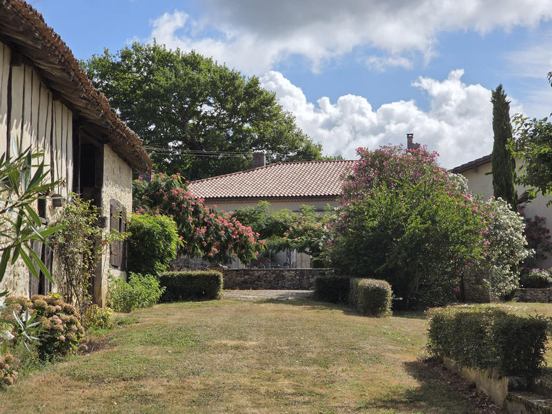 Maison - 24 606 m² - 15 pièces