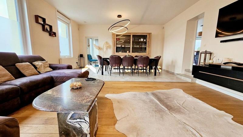 Maison - 204 m² - 7 pièces