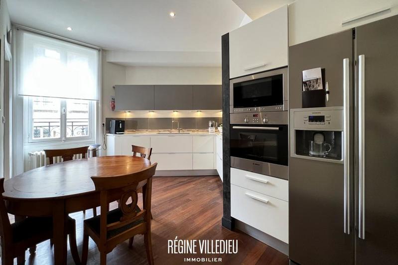 Demeure - 372 m² - 11 pièces