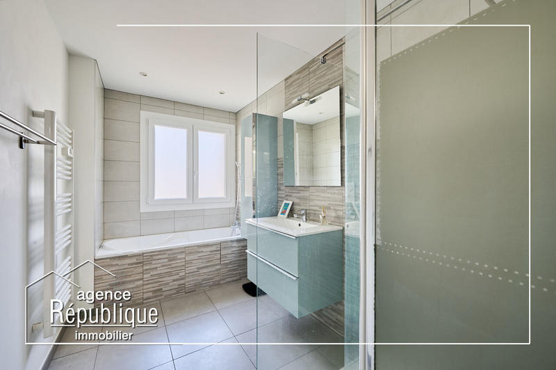 Maison - 222 m² - 9 pièces