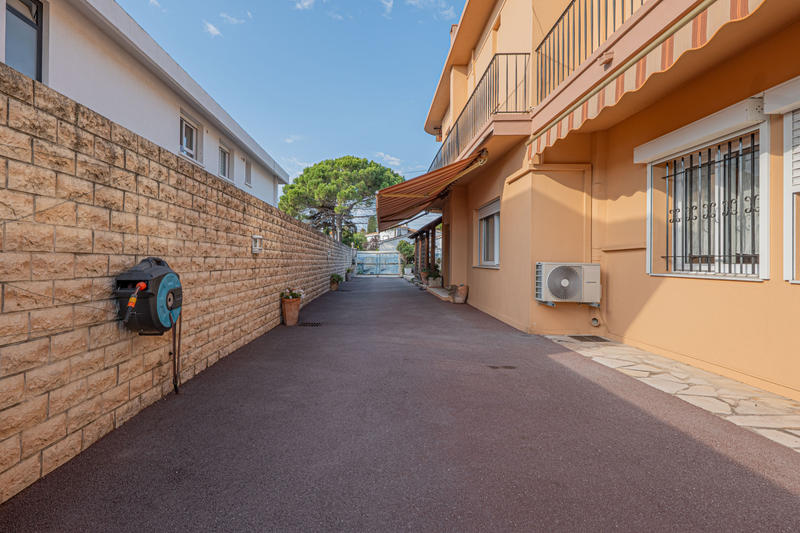 Maison - 237 m² - 8 pièces