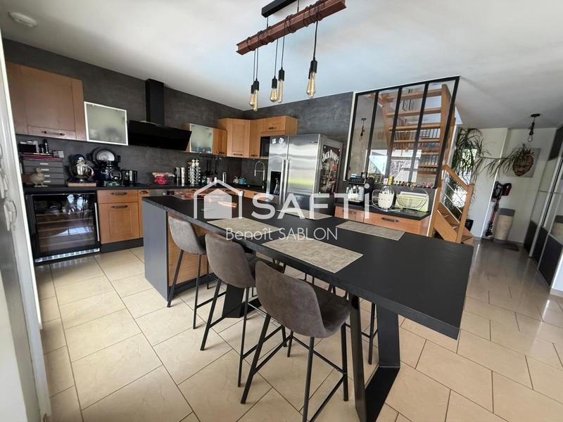 Maison - 210 m² - 6 pièces