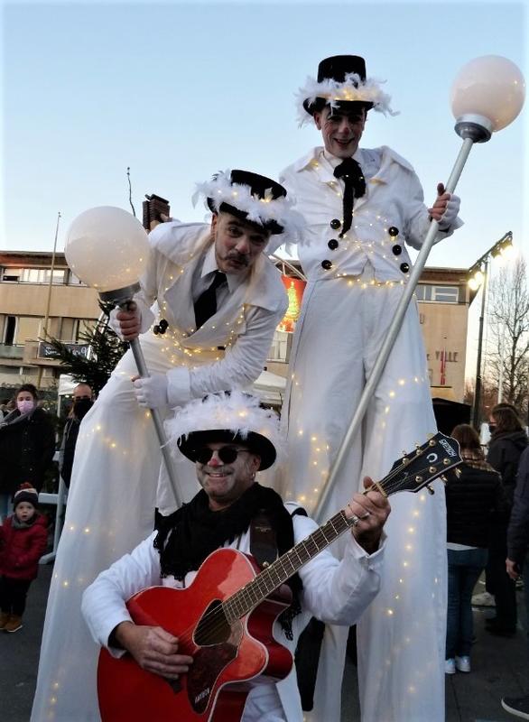 Déambulation d’échassiers, en musique et en lumière