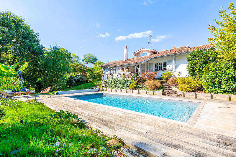 Maison - 180 m² - 8 pièces