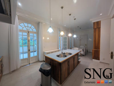 Maison - 275 m² - 6 pièces