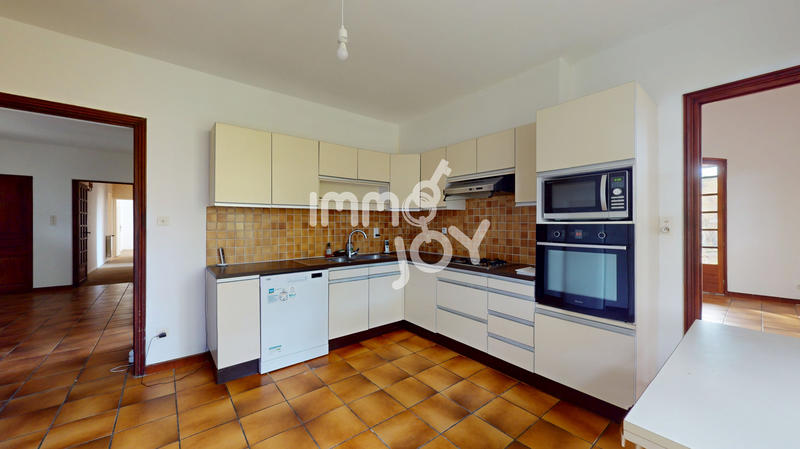 Maison - 220 m² - 8 pièces