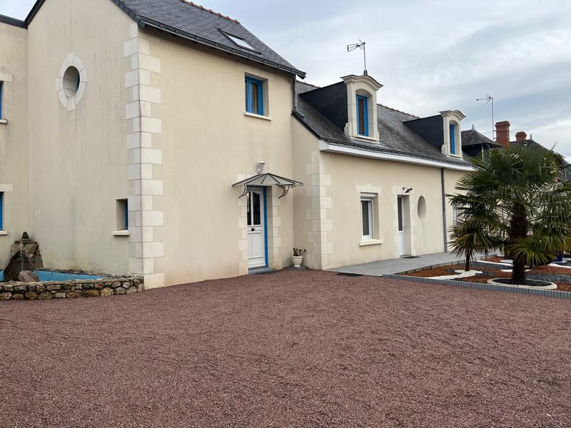 Maison traditionnelle - 233 m² - 9 pièces
