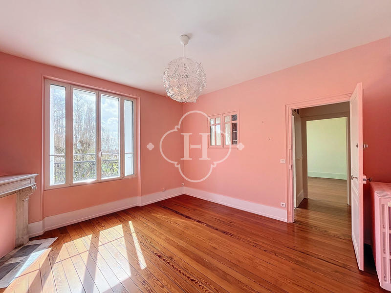 Maison - 225 m² - 8 pièces