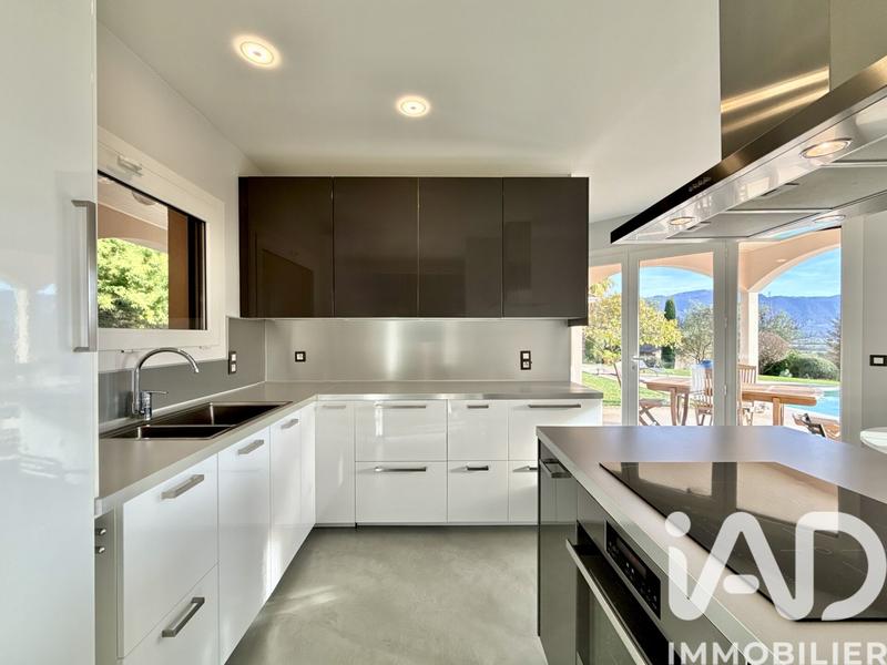 Maison - 210 m² - 8 pièces