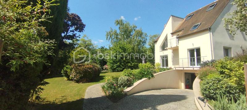 Maison - 210 m² - 8 pièces