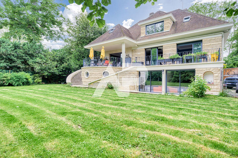 Maison - 278 m² - 11 pièces