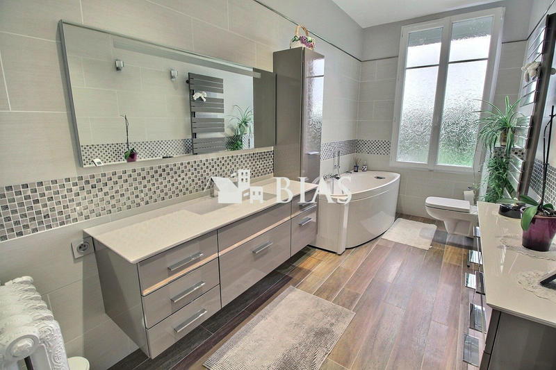 Maison - 300 m² - 12 pièces