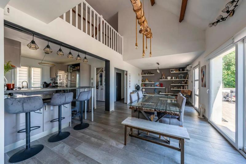 Maison - 239 m² - 12 pièces