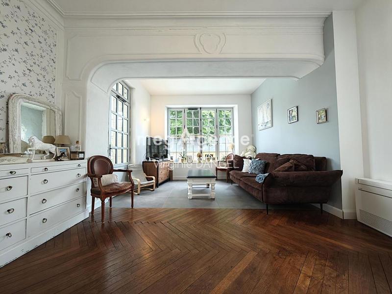 Maison - 225 m² - 9 pièces