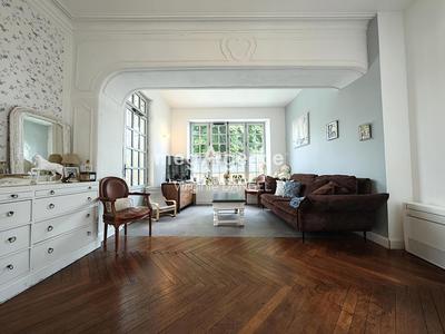 Maison - 225 m² - 9 pièces