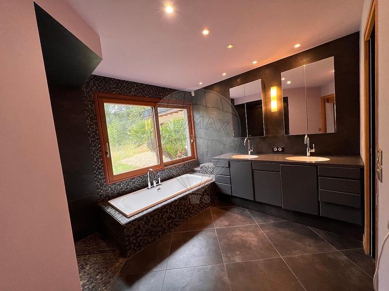 Propriété - 264 m² - 6 pièces