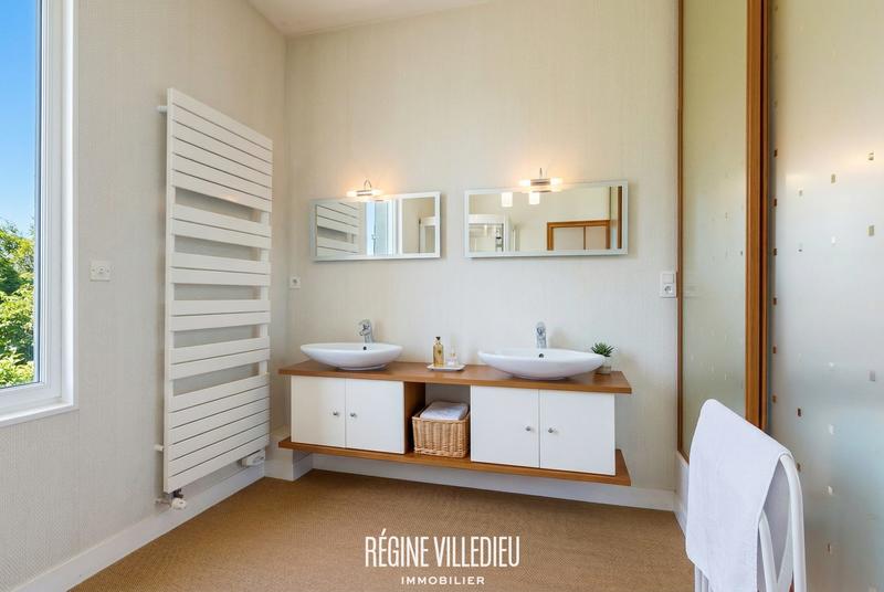 Maison - 211 m² - 10 pièces