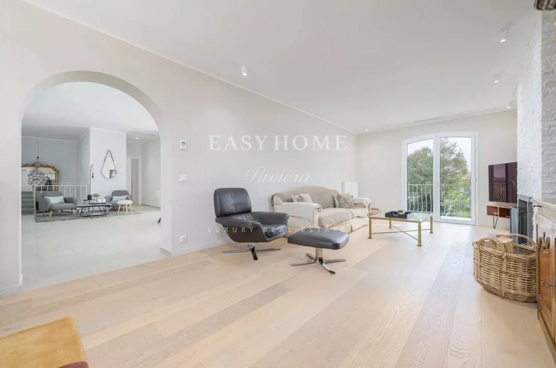 Maison - 300 m² - 8 pièces