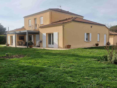 Maison - 255 m² - 8 pièces