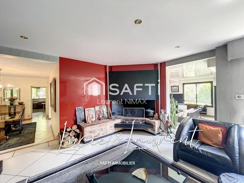 Maison - 240 m² - 8 pièces