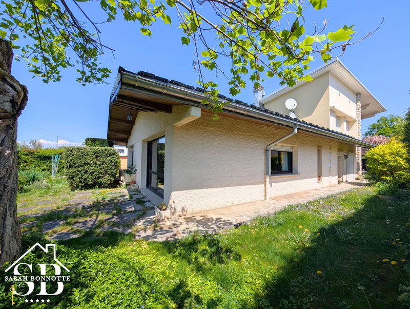 Maison - 334 m² - 10 pièces