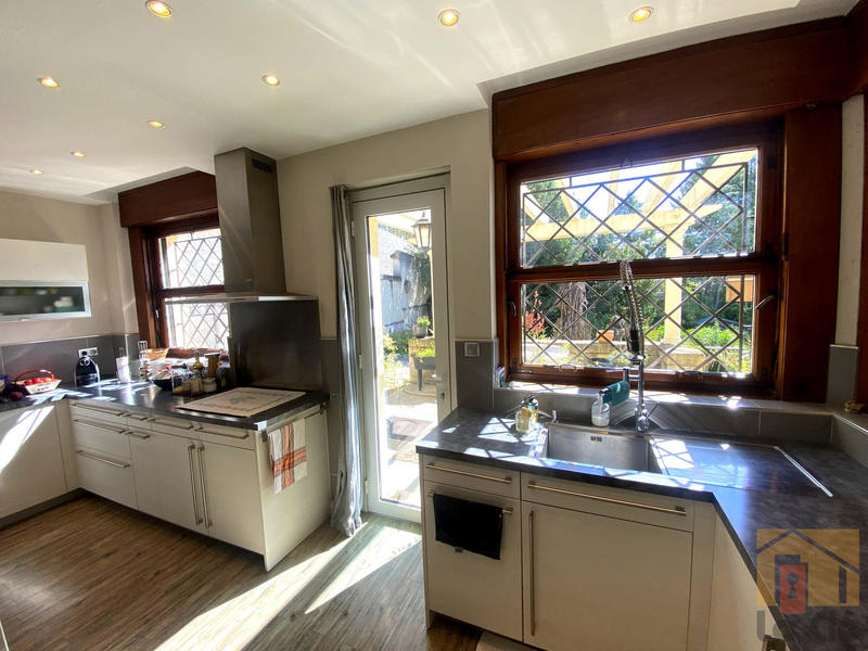 Maison - 300 m² - 11 pièces